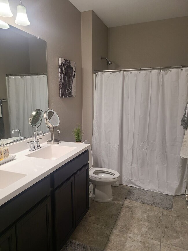 Building Photo - 4 Bedroom, 3 Bathroom Luxury Home in Torte...