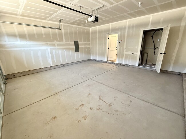 Building Photo - 564 1860 N