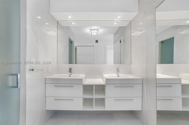 Building Photo - 20515 E Country Club Dr