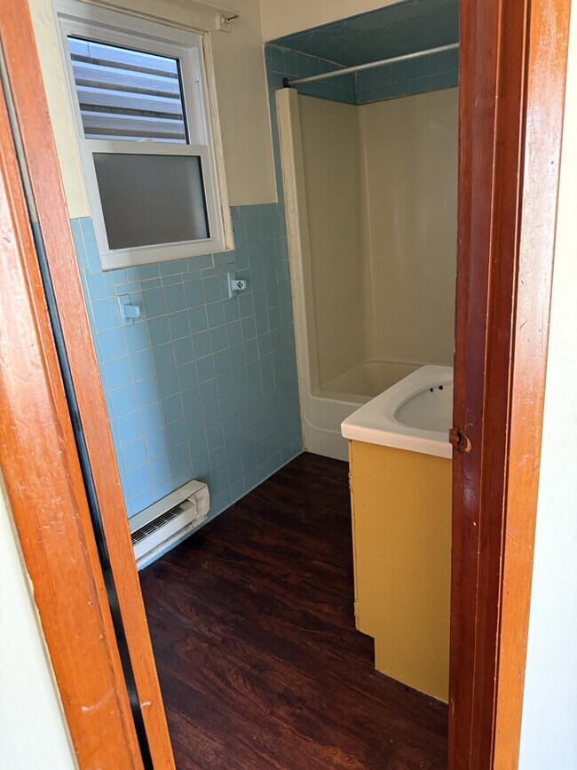 Building Photo - 584 Thompson Ave