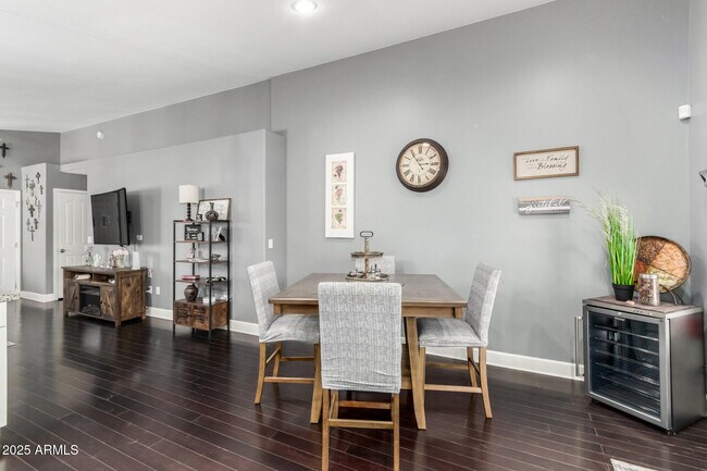 Building Photo - 748 E Potter Dr