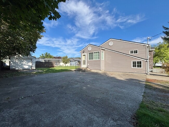 Building Photo - 5203 N Evergreen Rd