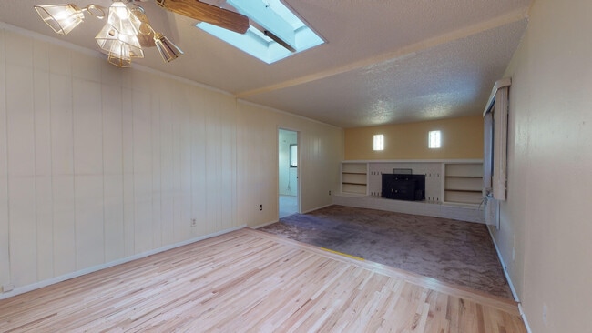 Building Photo - UPTOWN 3/BD 2/BA 1/CP WORKSHOP