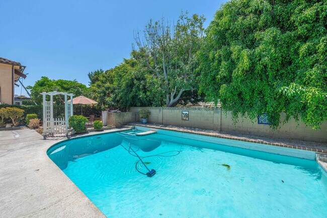 Building Photo - Spacious Elegance in the Heart of Irvine