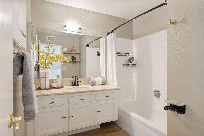 Building Photo - Luxurious Remodeled 2 Bedroom 2 Bath Home in Desirable Almaden Community!
