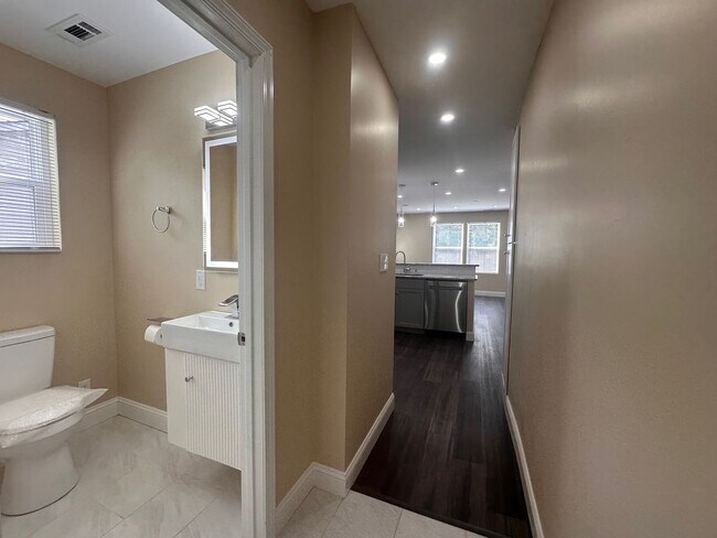 Building Photo - 415 Highland Ave