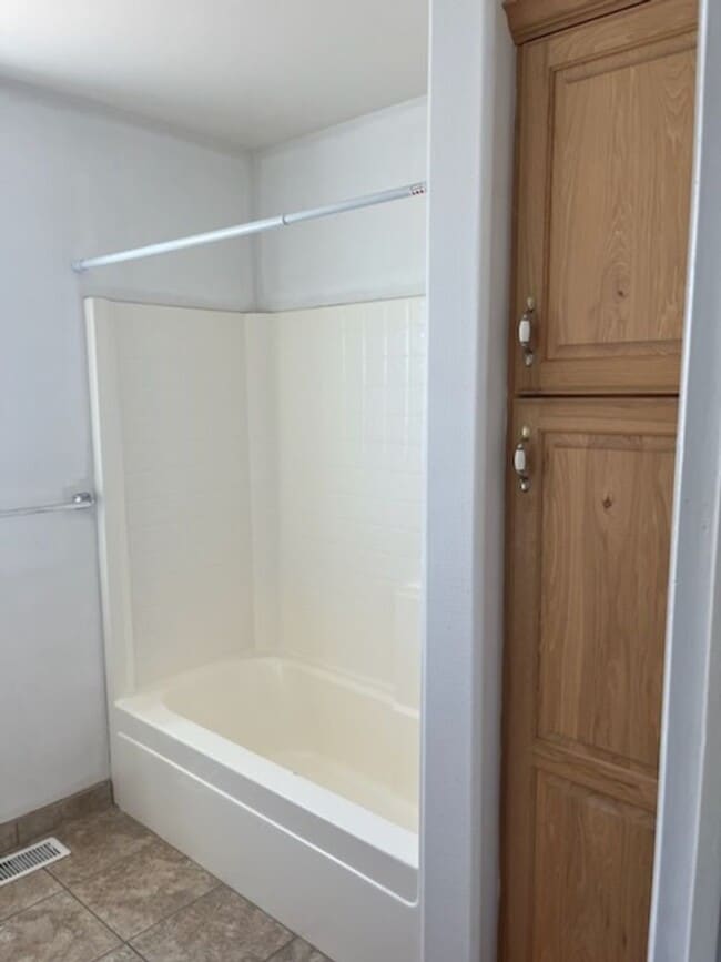 Building Photo - Charming home