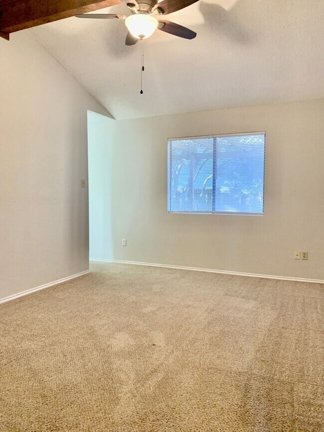 Building Photo - 3 bedroom Home - Large fenced yard - Shade...