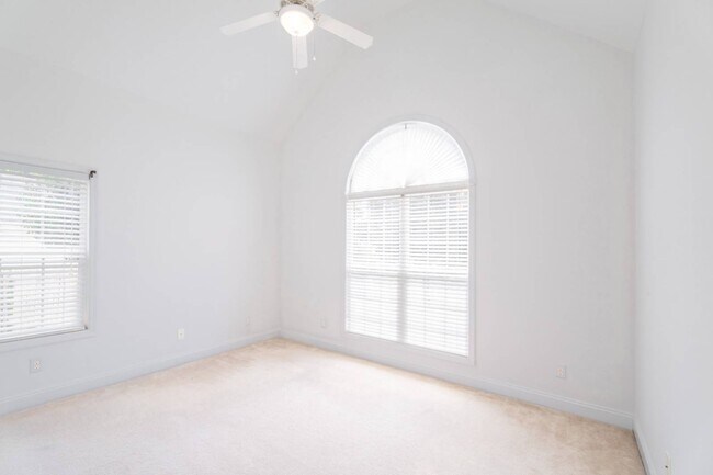 Building Photo - 256 Southbank Dr