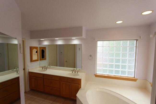 Building Photo - 2100 N Timberline Rd