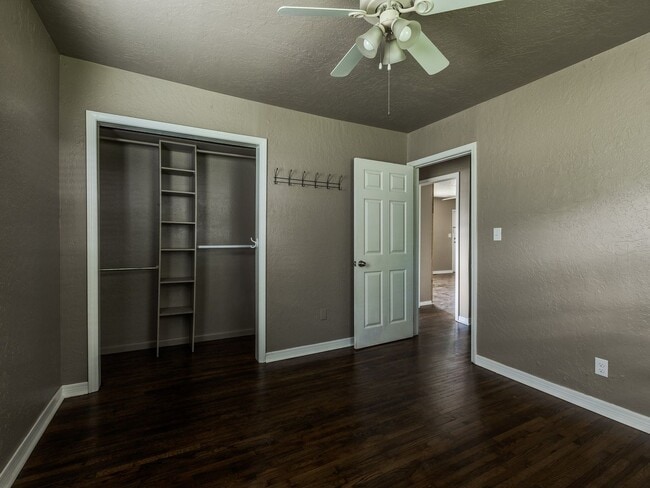Building Photo - Great home, 4 bedrooms or 3+study, 1.5 bat...