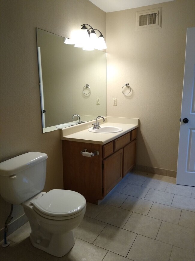 Building Photo - Charming 2 Bedroom 2 Bath w/ Large Yard, 1 Car Garage and Central Air/Heat