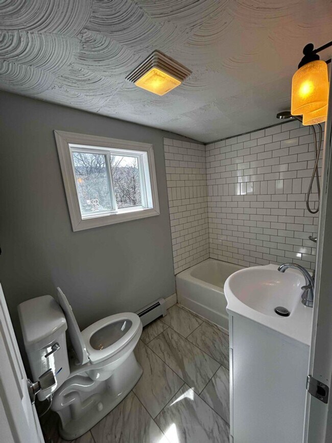 Building Photo - Newly Renovated 2-Bedroom Home in South Sc...