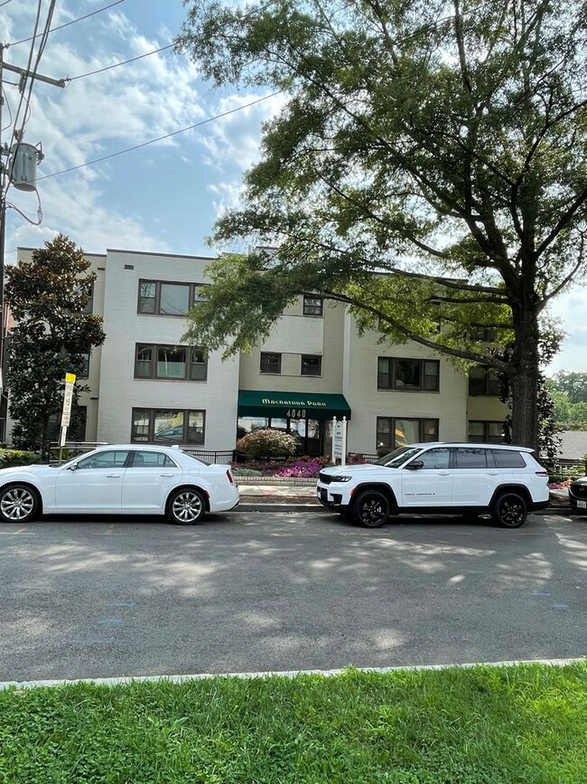 Building Photo - Top Floor Palisades Spacious One Bedroom W/Washer/Dryer In Unit!