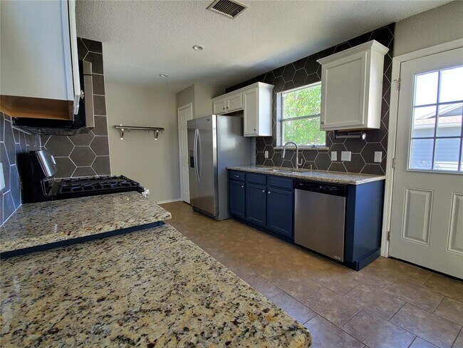 Building Photo - 1324 Davis Mountain Loop