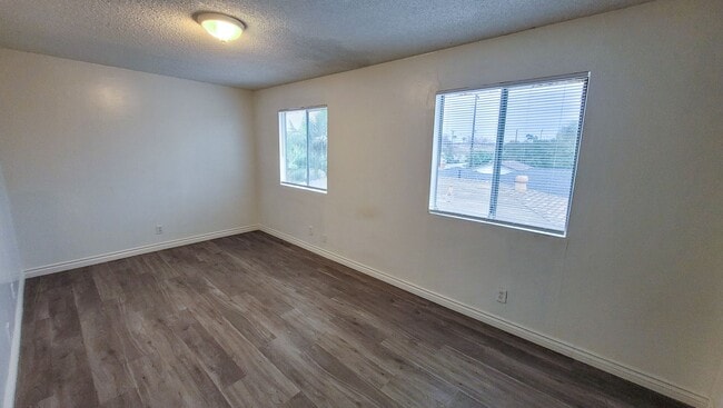 Building Photo - 6 Bedroom 3 Bath Two Story House with REMODELED Kitchen and Bathrooms Available Now!