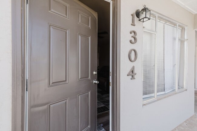 Building Photo - Cozy 2 Bed 2 Bath Home - Fully Furnished