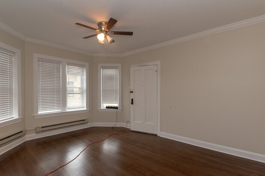 Building Photo - 3817 N Greenview Ave