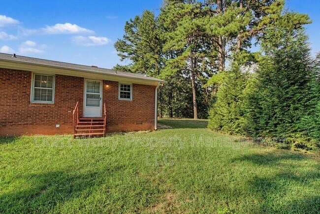 Building Photo - 1112 Pine Top Rd