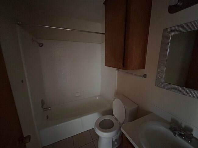 Building Photo - 1912 SW D Ave