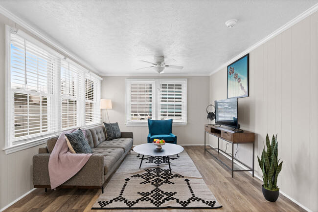 Bright & Cozy Living Room with Smart TV - 301 27th Ave S