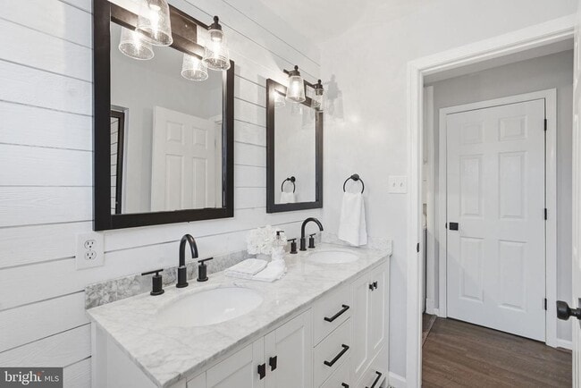 Building Photo - 5716 Crawford Dr