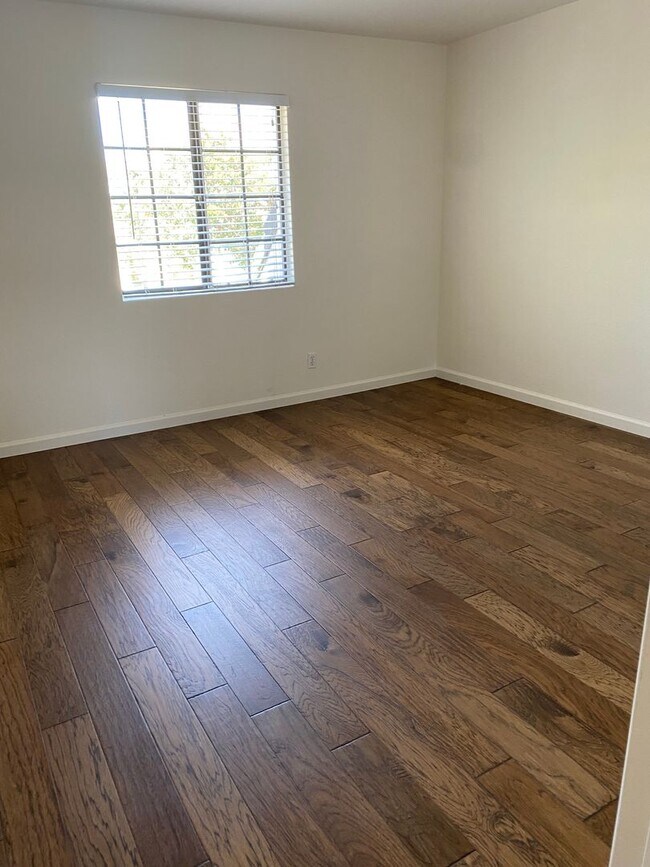 Building Photo - Large Renovated 3bed x 2.5bath Townhouse with Private Patio & 2-Car Garage