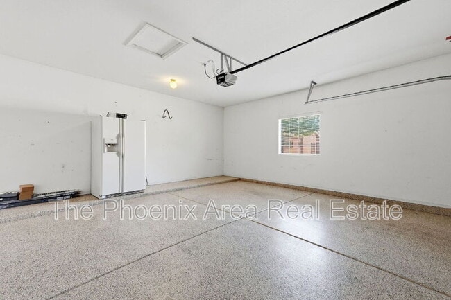 Building Photo - 554 E San Carlos Way