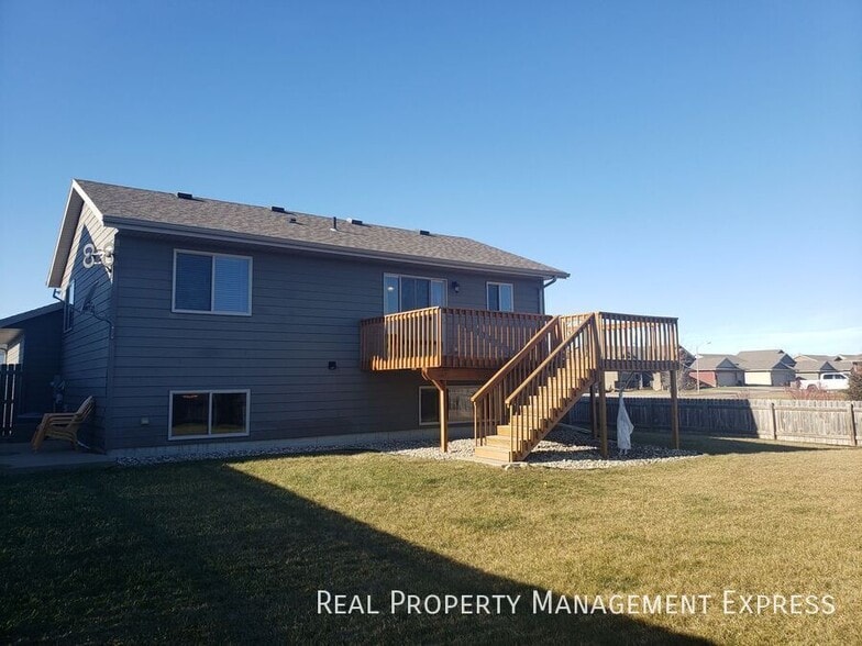 Building Photo - Lovely 4 Bed 2 Bath Home with a Huge Deck and Massive Fenced-in Yard