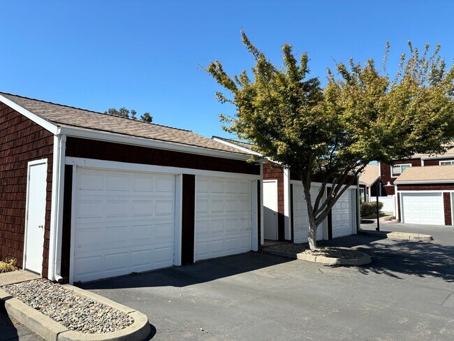 Building Photo - Rare 3 bedroom, 2 bathroom unit in the desirable Lincoln Village West neighborhood! Nearly 1350 s...