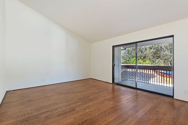 Building Photo - This wonderful East Beach Townhome Awaits!