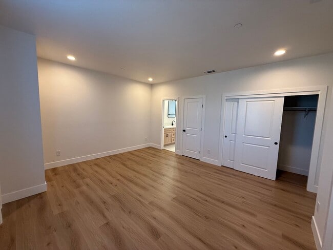 Building Photo - 8461001/85