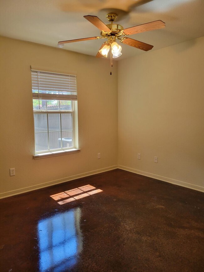 Building Photo - 1611 Libby Ln