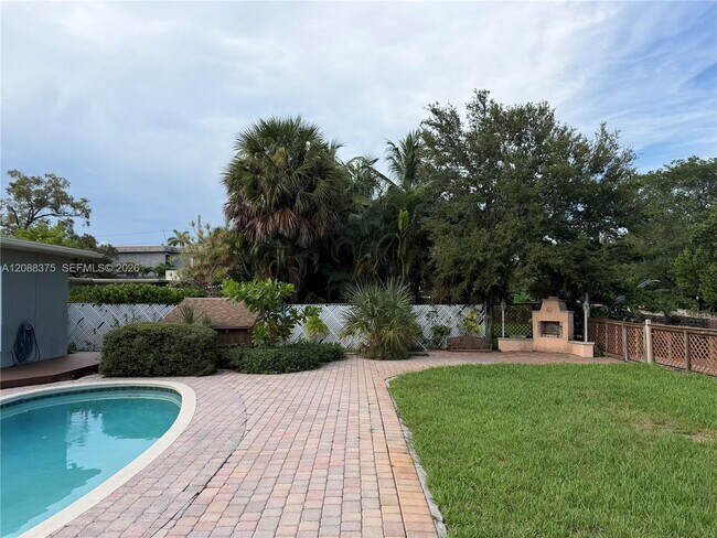 Building Photo - 800 SW 8th Terrace