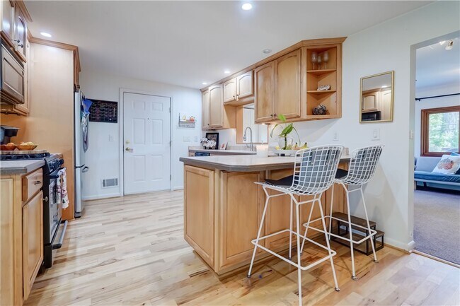 Building Photo - 984 Danby Dr