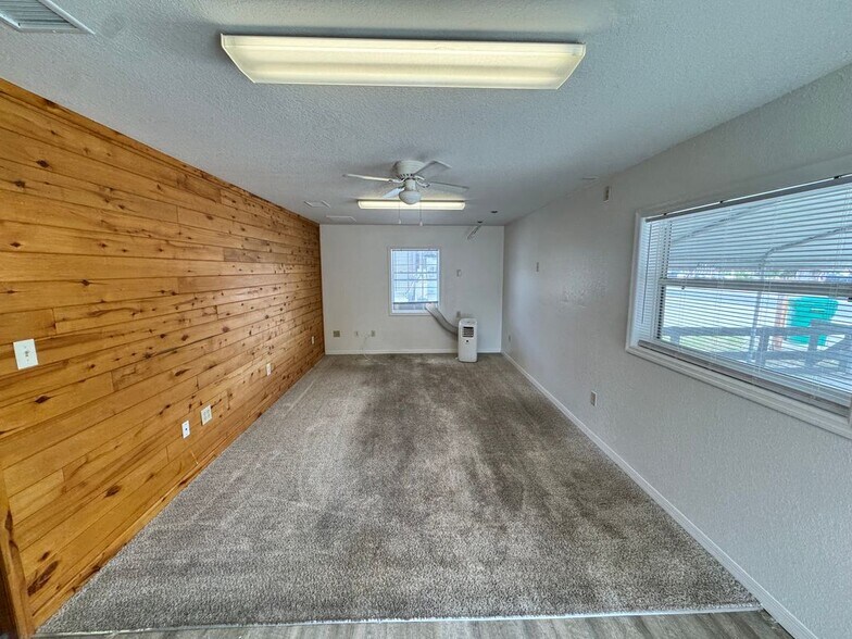 Building Photo - 306 N Iona Ave