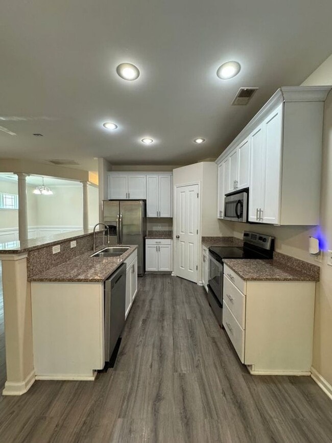 Building Photo - 670 Summer Hill Way