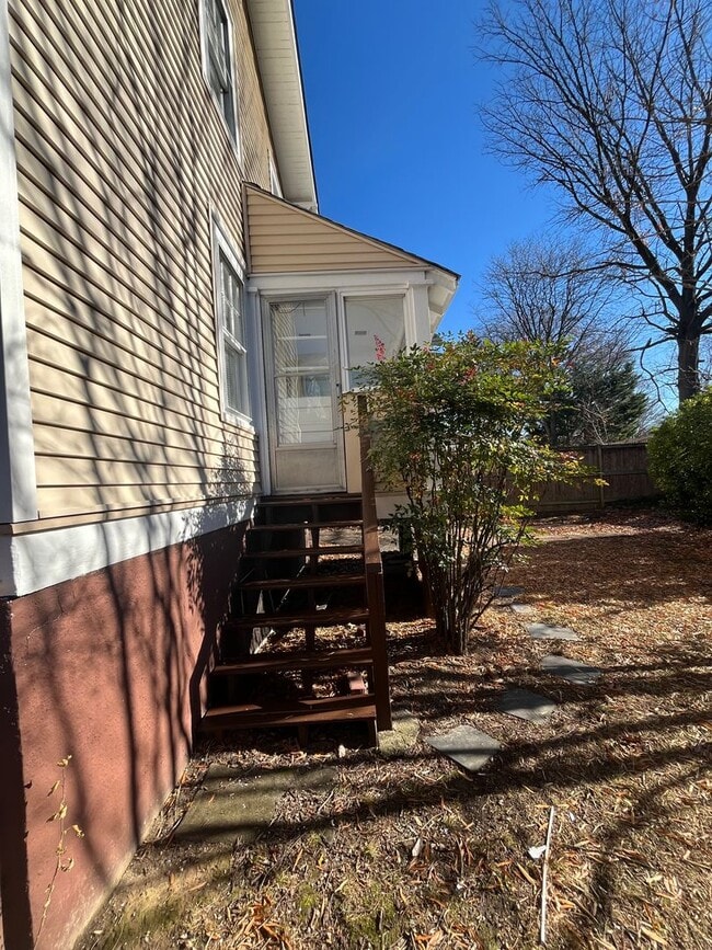 Building Photo - 113 E Spring St