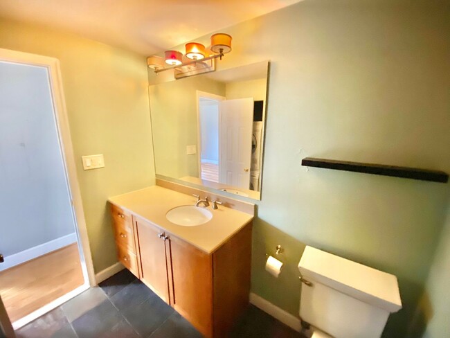 Building Photo - Logan/Dupont 1BR 1BA unit with hardwood fl...