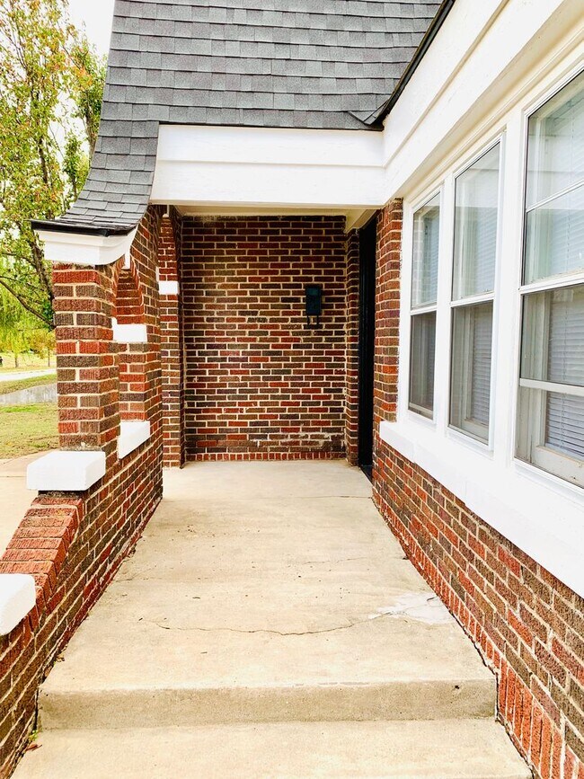 Building Photo - Large 1BD 1BA Apartment with Bonus Area Located in Historic Miller Neighborhood!!