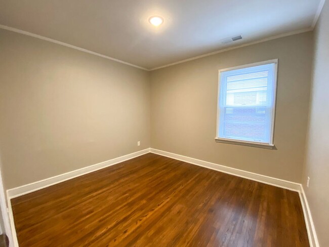 Building Photo - 3 bed 2 bath home recently renovated in Be...