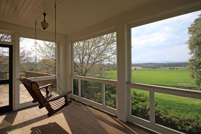 Building Photo - Beautiful Country Home With Picturesque Views