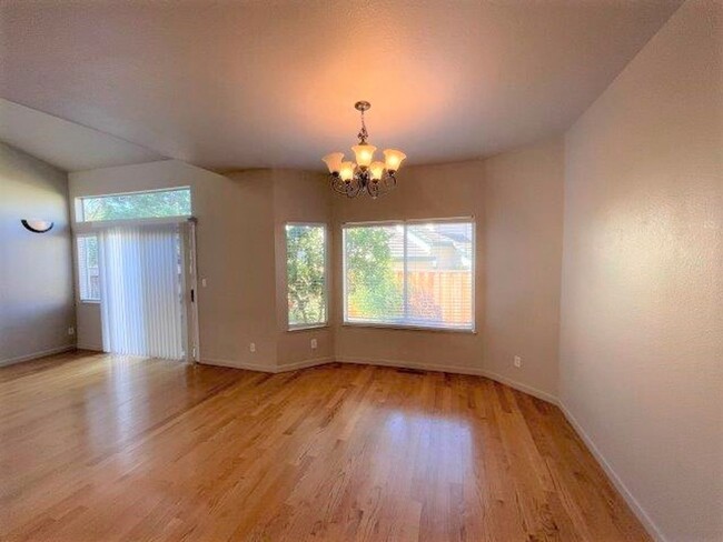 Building Photo - Clayton Beautiful 3 bedroom 2.5 bathroom w...