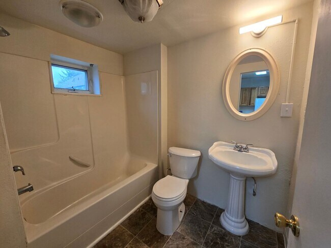 Building Photo - Northside Spokane! Available Now! Move In Special!!