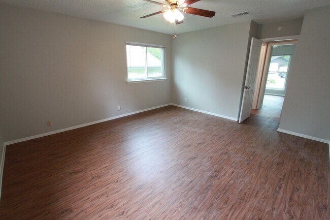 Building Photo - East Austin 4BR Gem on Cul-de-Sac w/ Spacious Lot & Updates
