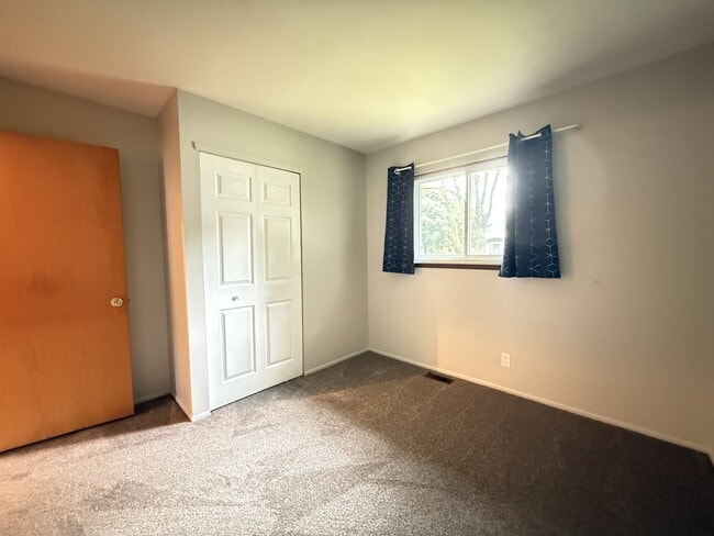 Building Photo - 208 Wallace Dr