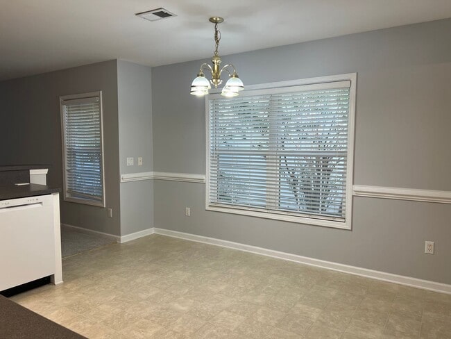 Building Photo - Three Bedroom Home in Pinecrest with Garage