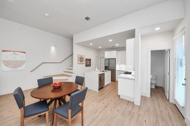 Building Photo - 1032 Glen Ln