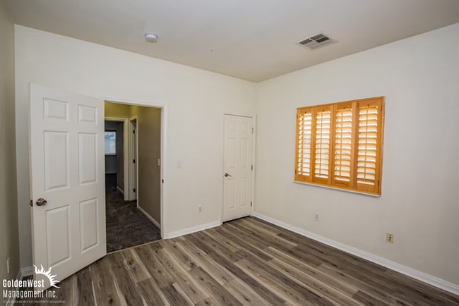 Building Photo - Spacious Home with Casita, Pool & Prime Las Vegas Location!