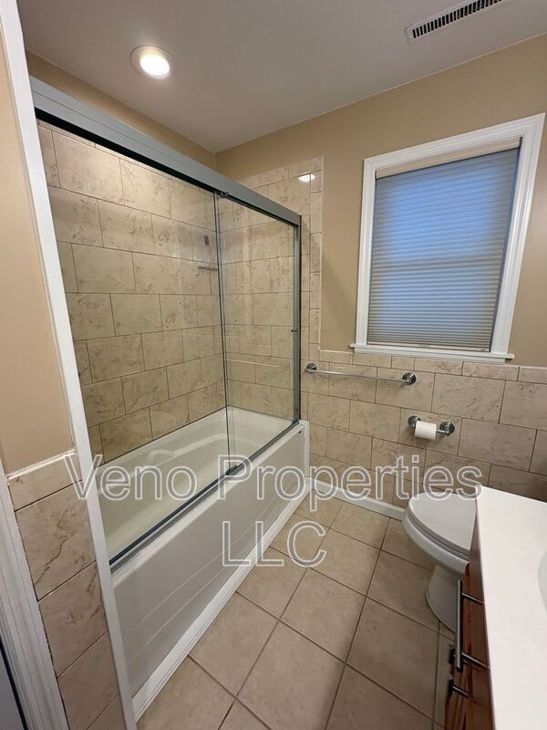 Building Photo - 330 Louden Rd
